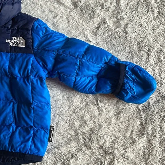 North Face Infant Thermoball Puffer Jacket SZ 3-6M navy royal - Picture 4 of 5